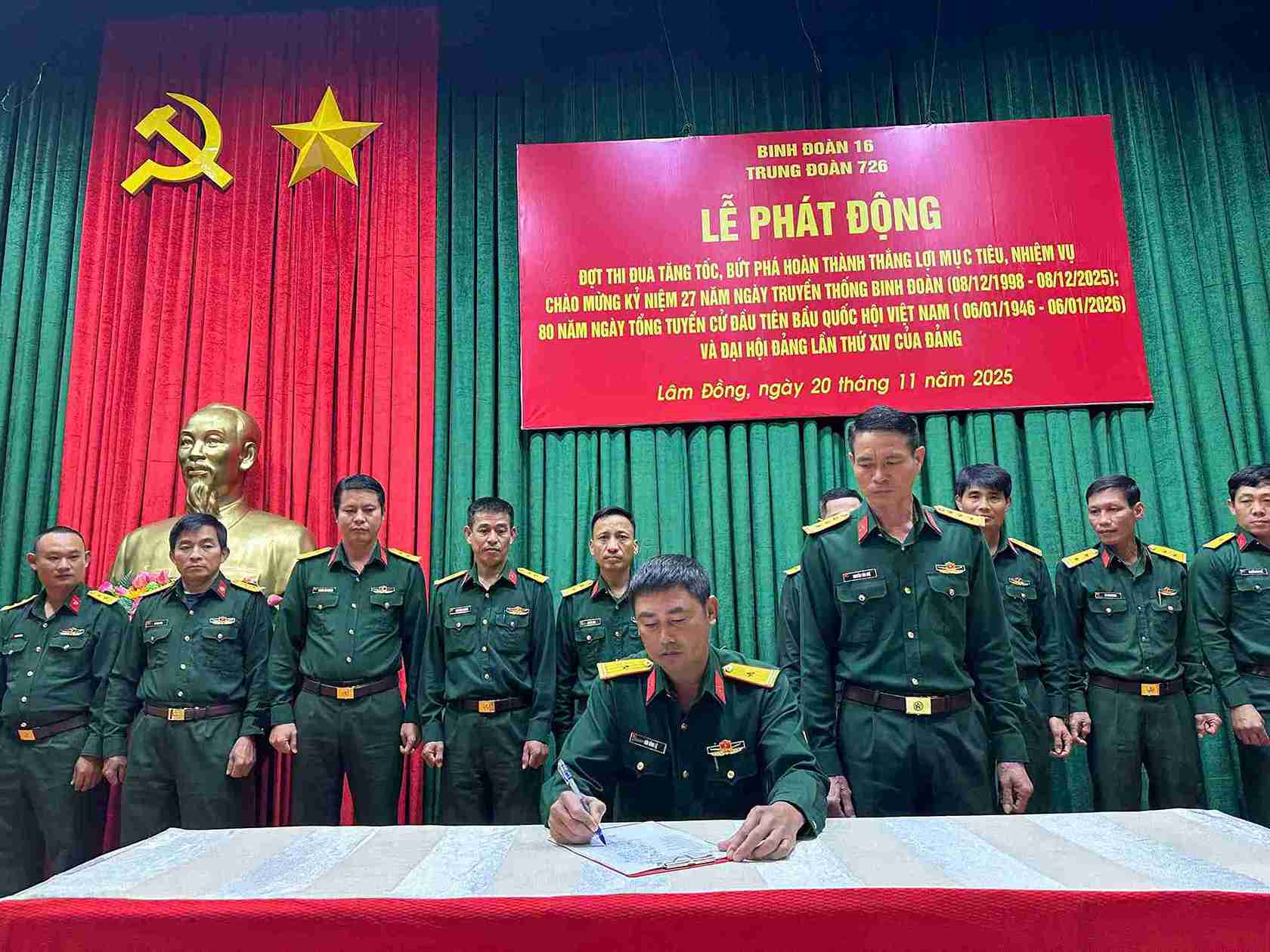 Lieutenant Colonel Nguyen Van Hue, Deputy Secretary of the Party Committee, Regiment Commander witnessed and acknowledged the signing of emulation agreements by agencies, hospitals, and production teams. Photo: Phan Tuan