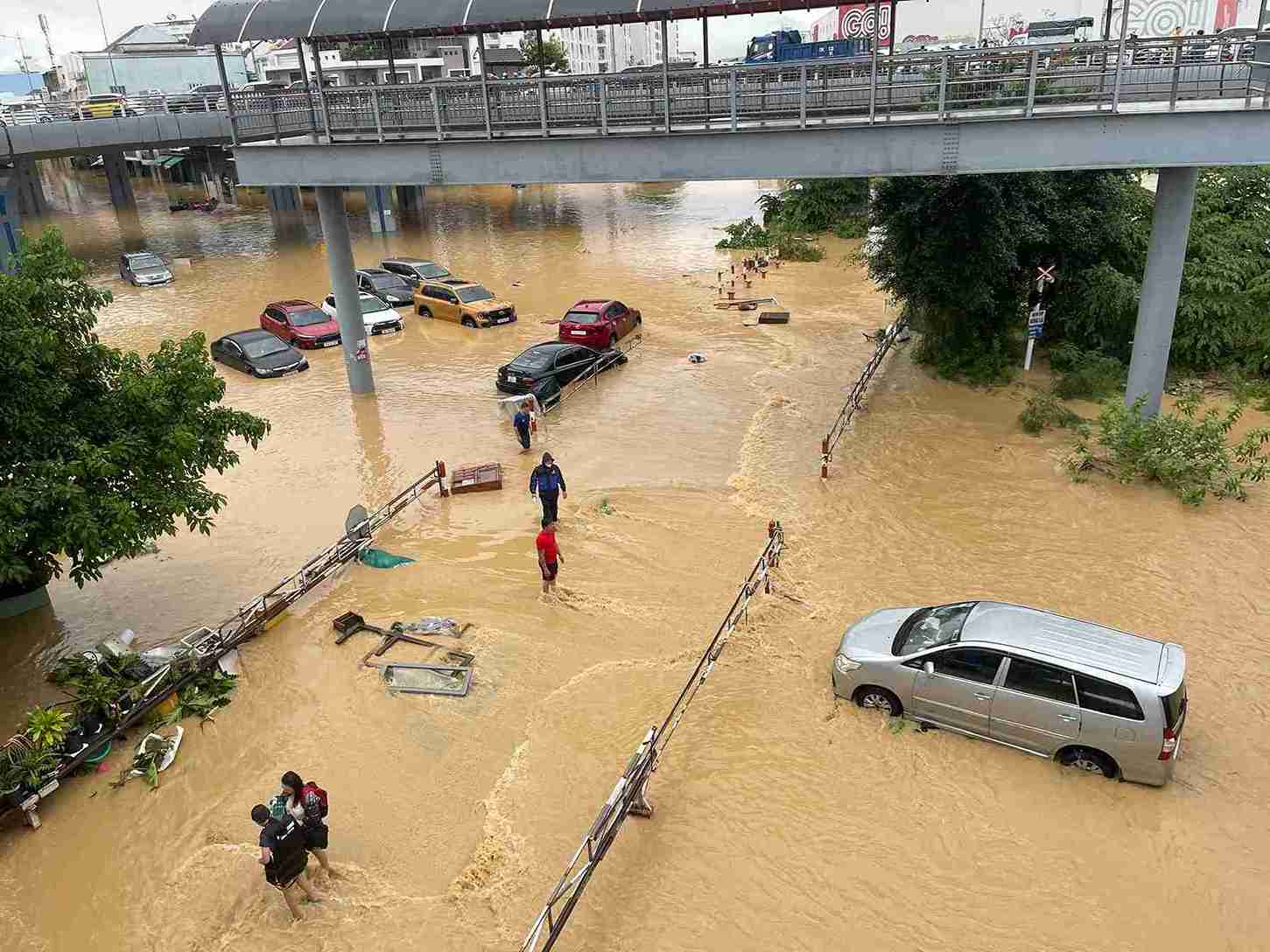 According to the forecast, 32 wards and communes in Khanh Hoa will be flooded tonight because floodwaters have risen again. Photo: Huu Long