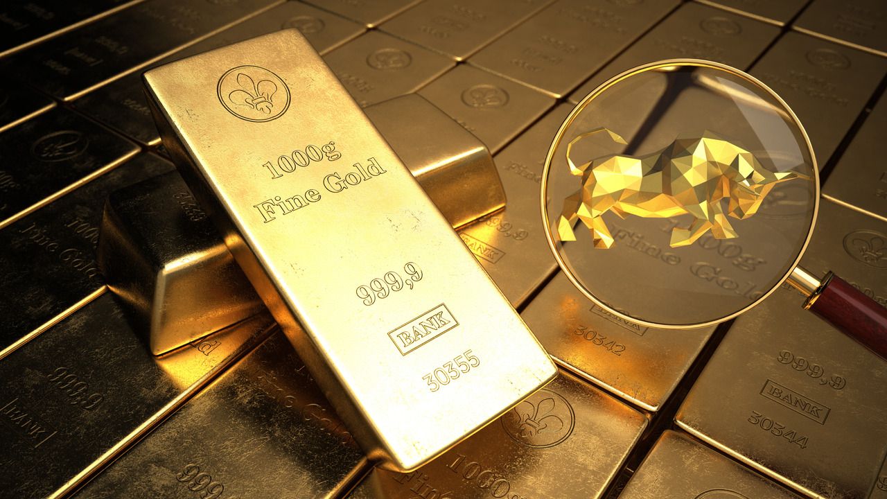 Gold prices are expected to fluctuate strongly in December. Photo: Kitco
