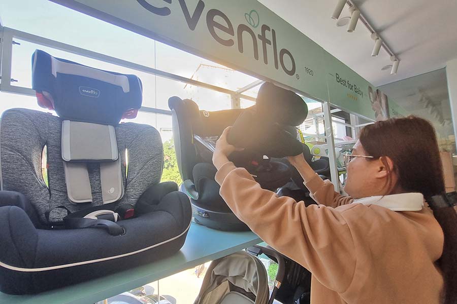 Children's seats in cars priced from 2 to 3 million VND in Hanoi are sought after