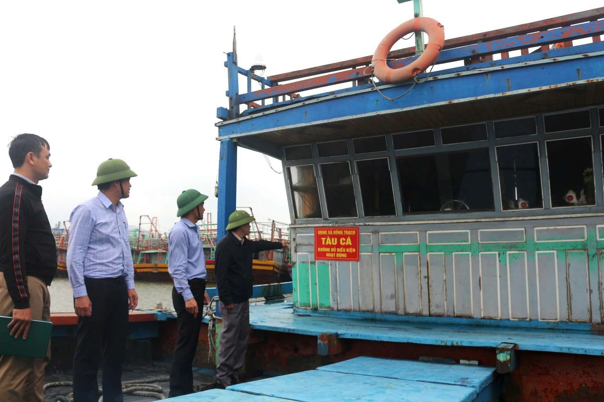 The authorities inspected fishing vessels that were not qualified to operate. Photo: Xuan Thao