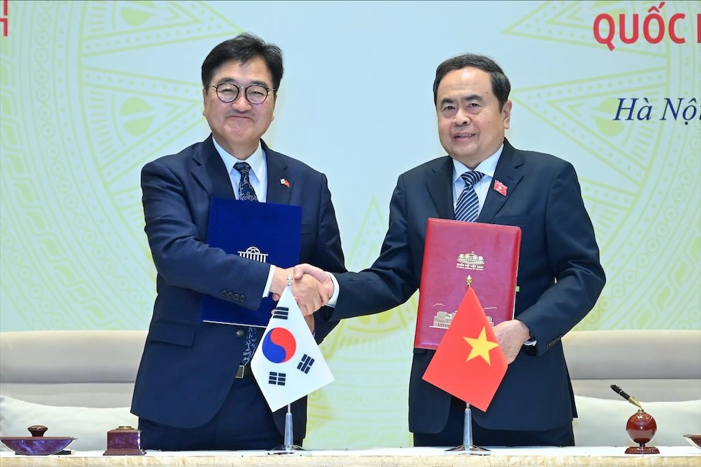 Uy vien Bo Chinh tri, Chu tich Quoc hoi Tran Thanh Man va Chu tich Quoc hoi Han Quoc Woo Won Shik trao doi bien ban ghi nho ve hop tac giua Quoc hoi hai nuoc. Anh: Hai Nguyen