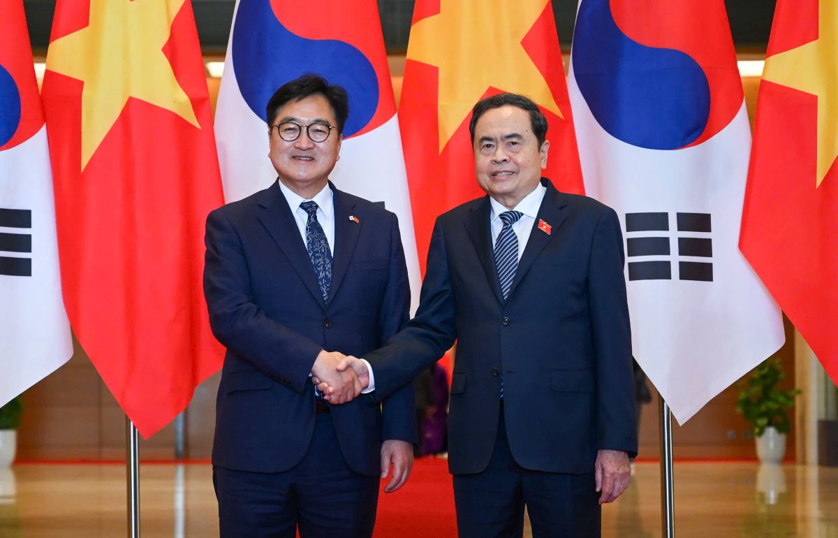 Politburo member and National Assembly Chairman Tran Thanh Man and National Assembly Chairman Woo Won Shik. Photo: Hai Nguyen