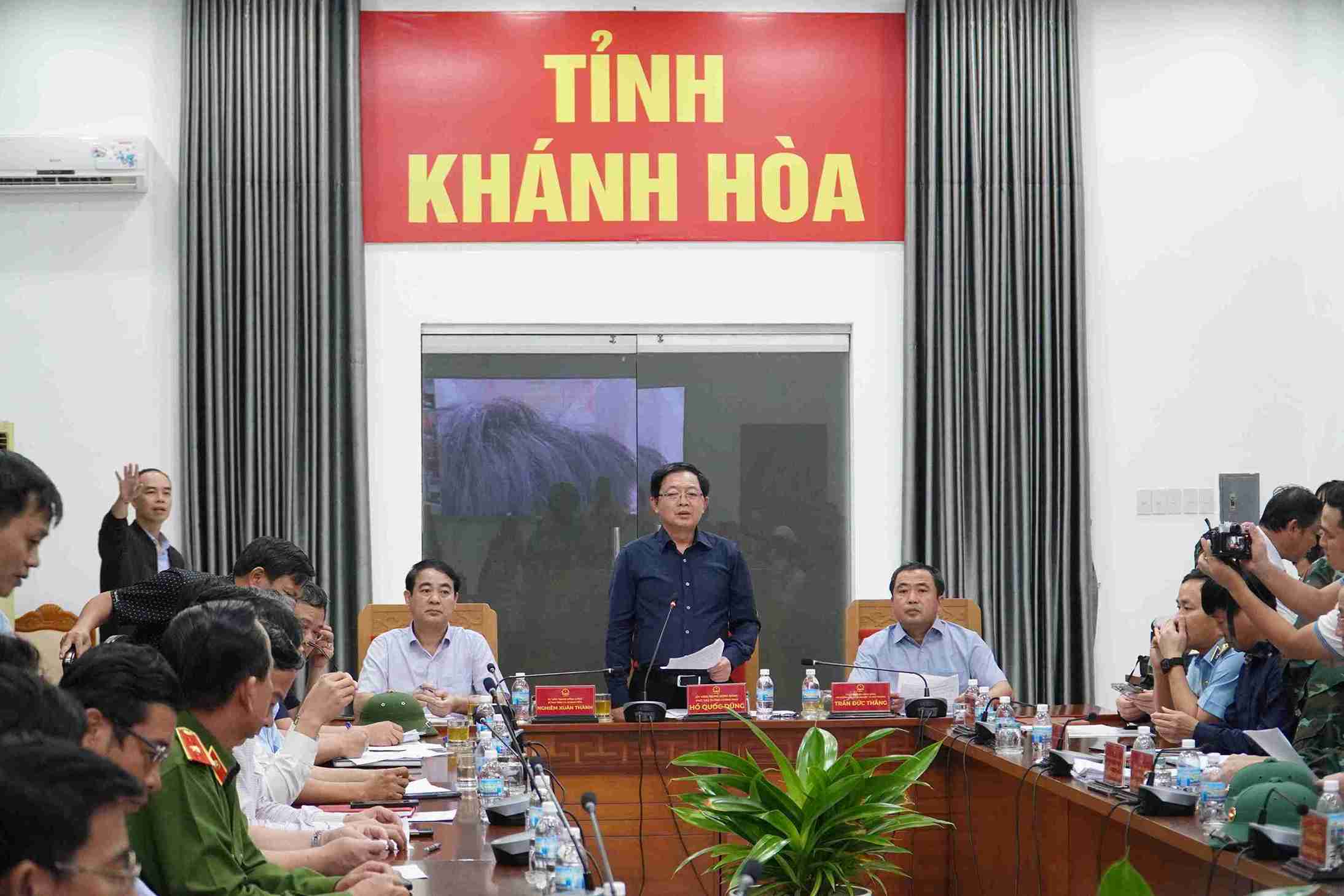 At the meeting in Khanh Hoa, Deputy Prime Minister Ho Quoc Dung requested that people at all costs be taken out of the danger zone at night. Photo: Huu Long