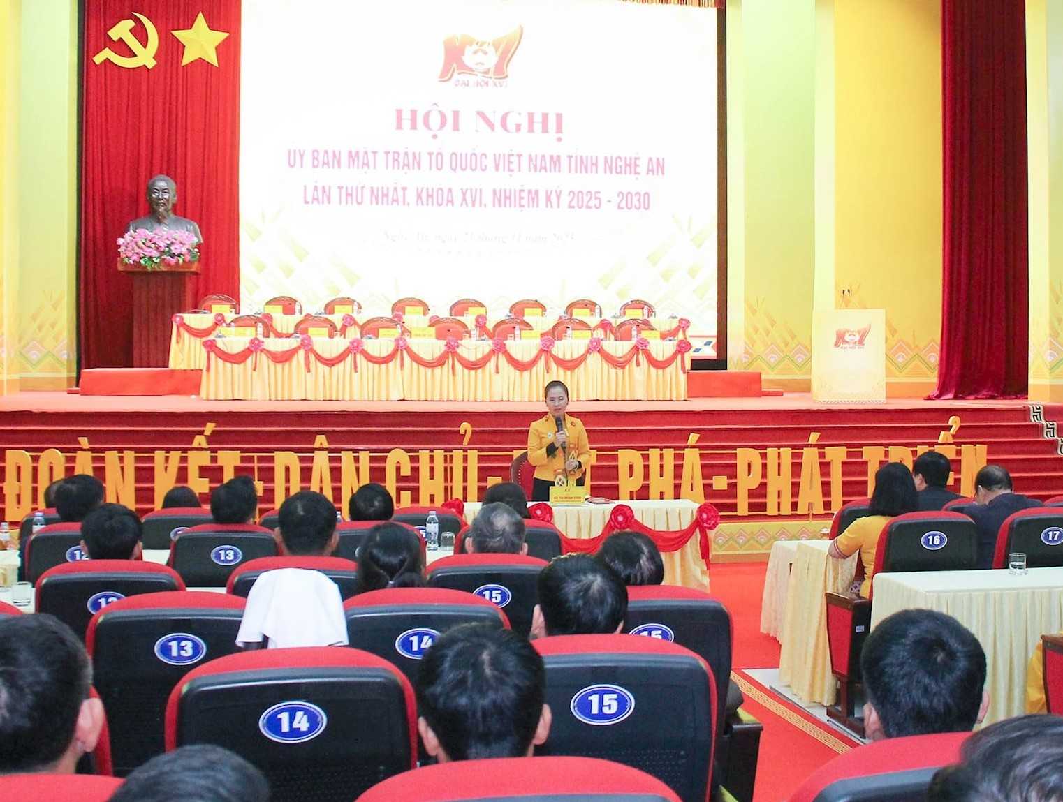 La Sra. Vo Thi Minh Sinh - Subsecretaria del Comite Provincial del Partido Provincial Presidente del Comite del Frente de la Patria de Vietnam de la provincia y Jefa de la Delegacion Provincial de la Asamblea Nacional presidio la primera conferencia del Comite del Frente de la Patria de Vietnam de la provincia XVI mandato 2025 - 2030. Foto: Mai Hoa