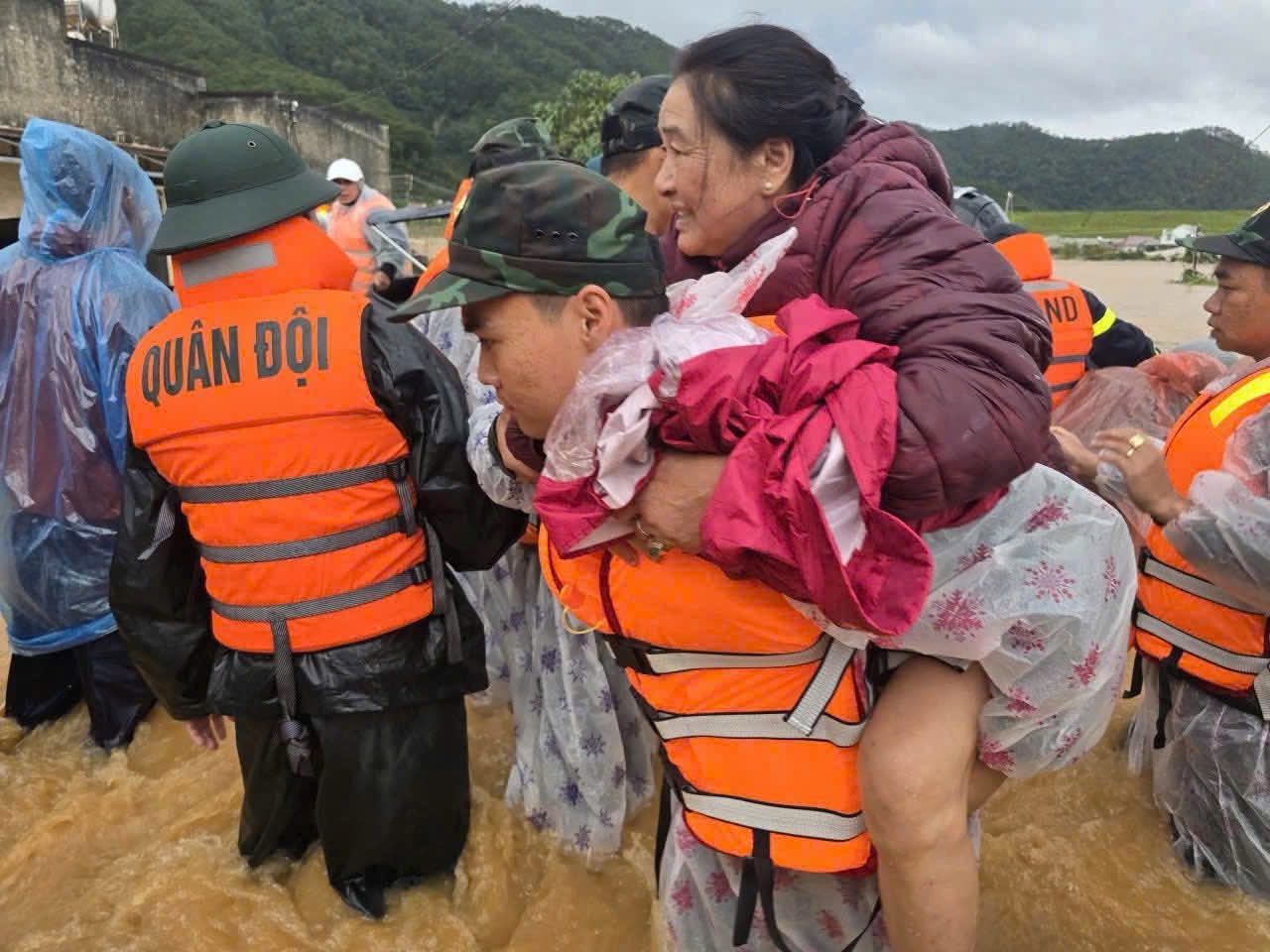 Nguoi dan duoc dua ra khoi khu vuc ngap sau. Anh: Phuc Khanh