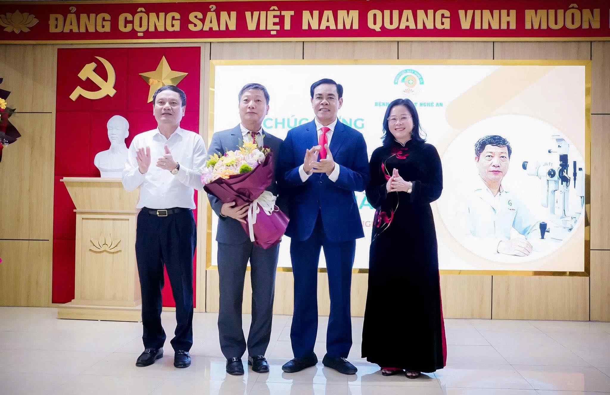 Associate Professor, Dr. Tran Tat Thang, Director of Nghe An Eye Hospital (2nd from left) received congratulatory flowers from the leaders of the Provincial People's Committee and the Nghe An Department of Health. Photo: Ngoc Anh