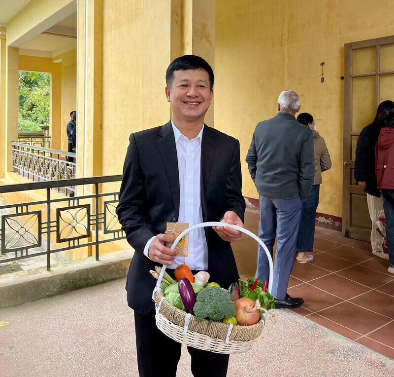 Thay co phan khoi voi nhung mon qua moc mac, gian di. Anh: NVCC