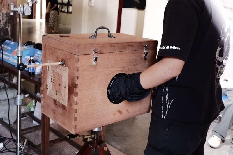 ທີມງານປະຕິບັດງານເຮັດວຽກກັບກ້ອງຖ່າຍຮູບ. ພາບ: ມາຍເຟືອງ