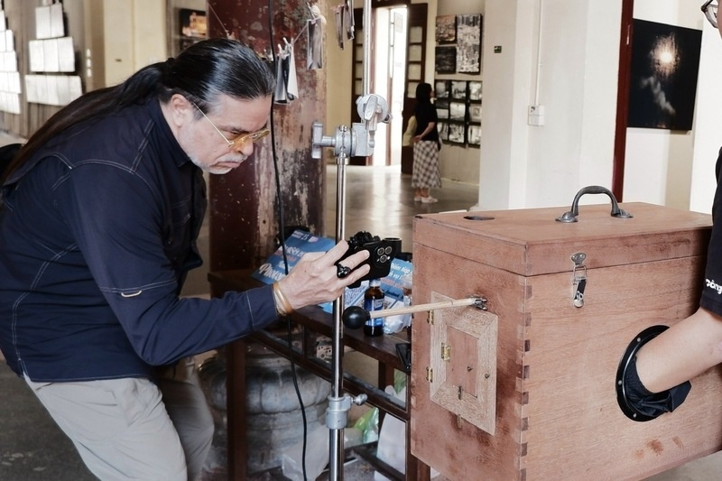 ທ່ານ Alex Lloyd ດີໃຈທີ່ໄດ້ເຫັນກ້ອງຖ່າຍຮູບ. ພາບ: ມາຍເຟືອງ