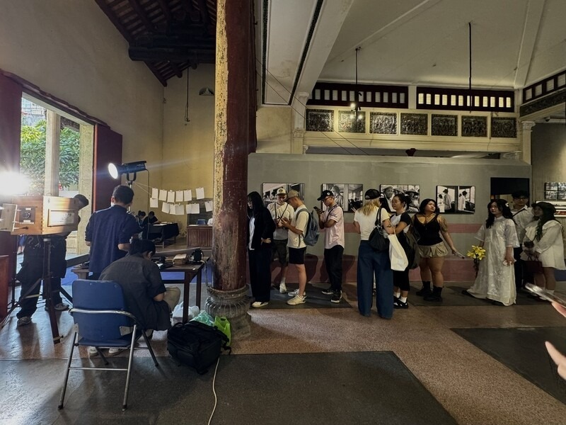 ແຂກ​ທ່ອງ​ທ່ຽວ​ເຂົ້າ​ຮ່ວມ​ສຳ​ຜັດ​ກັບ​ການ​ຖ່າຍ​ຮູບ​ແບບ​ເກົ່າ​ຢູ່​ບ່ອນ​ວາງ​ສະ​ແດງ​ຢູ່ 22 Hang Buom. ພາບ: ມາຍເຟືອງ