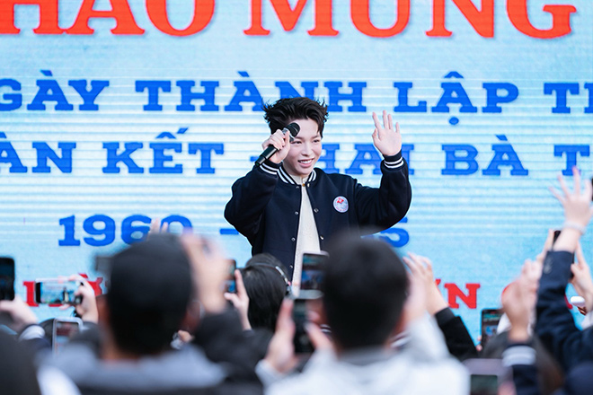 Duc Phuc ve tham truong cu. Anh: Nghe si cung cap