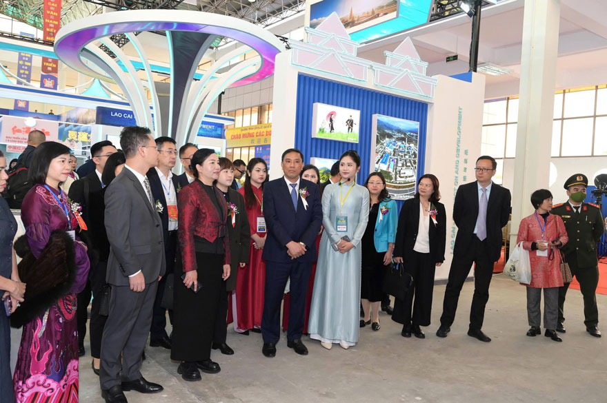 Cac dai bieu tham quan gian hang tai Hoi cho  