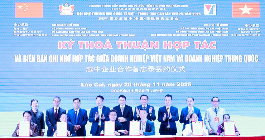 Doanh nghiep hai ben ky ket thoa thuan hop tac. Anh: Duc Phuong