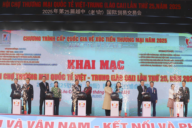 Cac dai bieu thuc hien nghi thuc khai mac Hoi cho Thuong mai Quoc te Viet - Trung (Lao Cai) lan thu 25, nam 2025. Anh: Linh Vu  