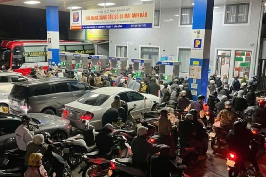 탱크 트럭 금지 소식을 듣고 수천 명의 달랏(람동) 시민들이 휘발유를 사기 위해 몰려들어 교통 체증을 유발했습니다. 사진: Phuc Khanh