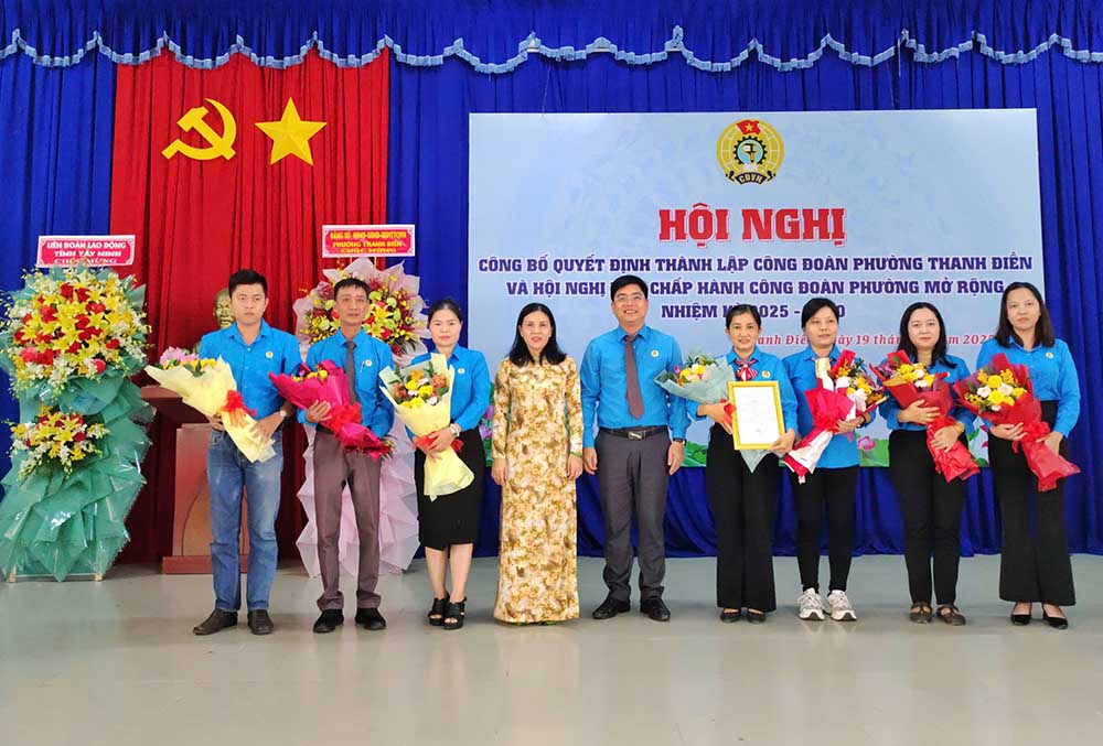 Announcing the decision to establish the Thanh Dien Ward Trade Union. Photo: Tay Ninh Provincial Federation of Labor