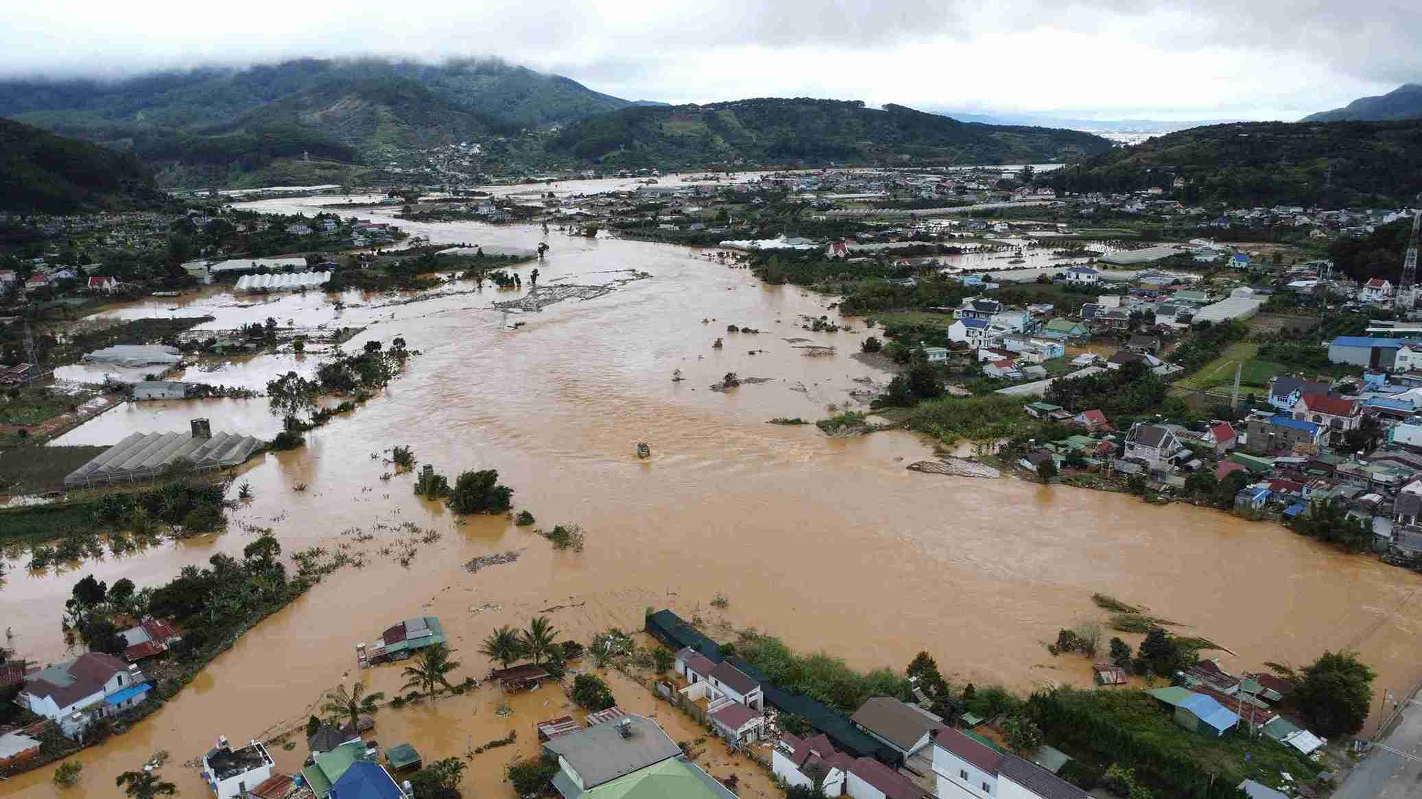 Hydropower plants simultaneously release floodwaters, causing many downstream areas in Lam Dong to be submerged in water. Photo: Phuc Khanh