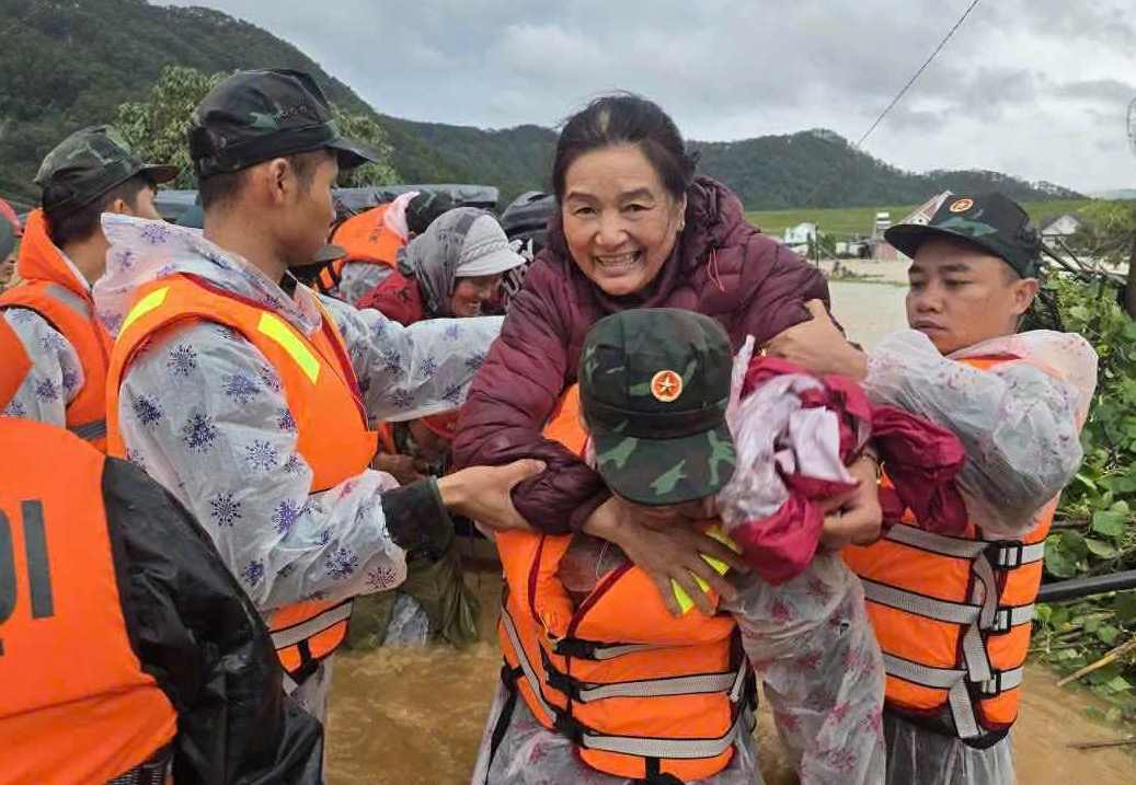 Cac luc luong cuu ho tinh Lam Dong va Quan khu 7 ho tro so tan nguoi dan xa Ninh Gia bi ngap sau den noi an toan. Anh: Phuc Khanh