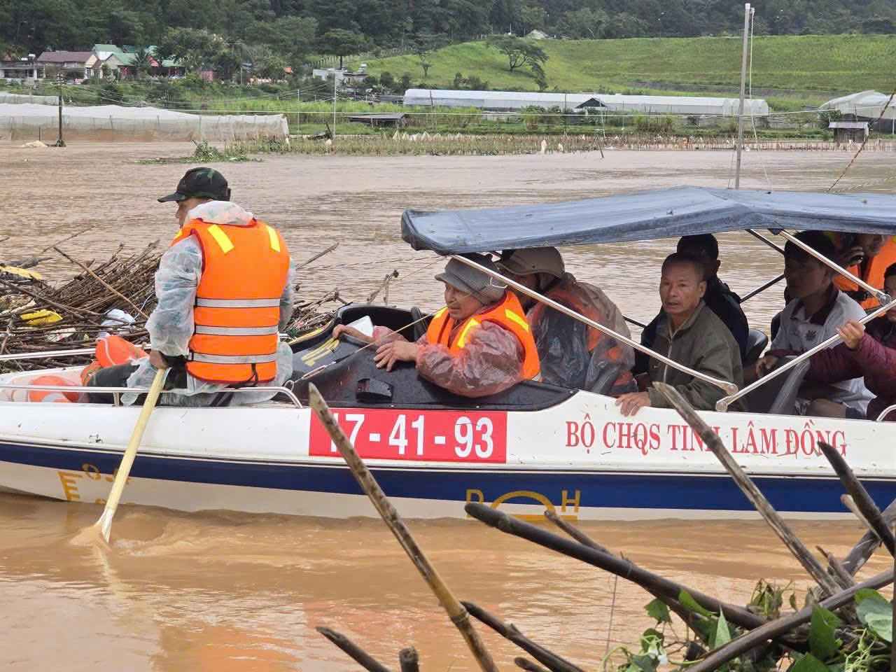 Nguoi dan co nha cua ven song Dai Ninh (xa Ninh Gia) bi ngap sau duoc luc luong cuu ho dung thuyen so tan den noi an toan. Anh: Phuc Khanh