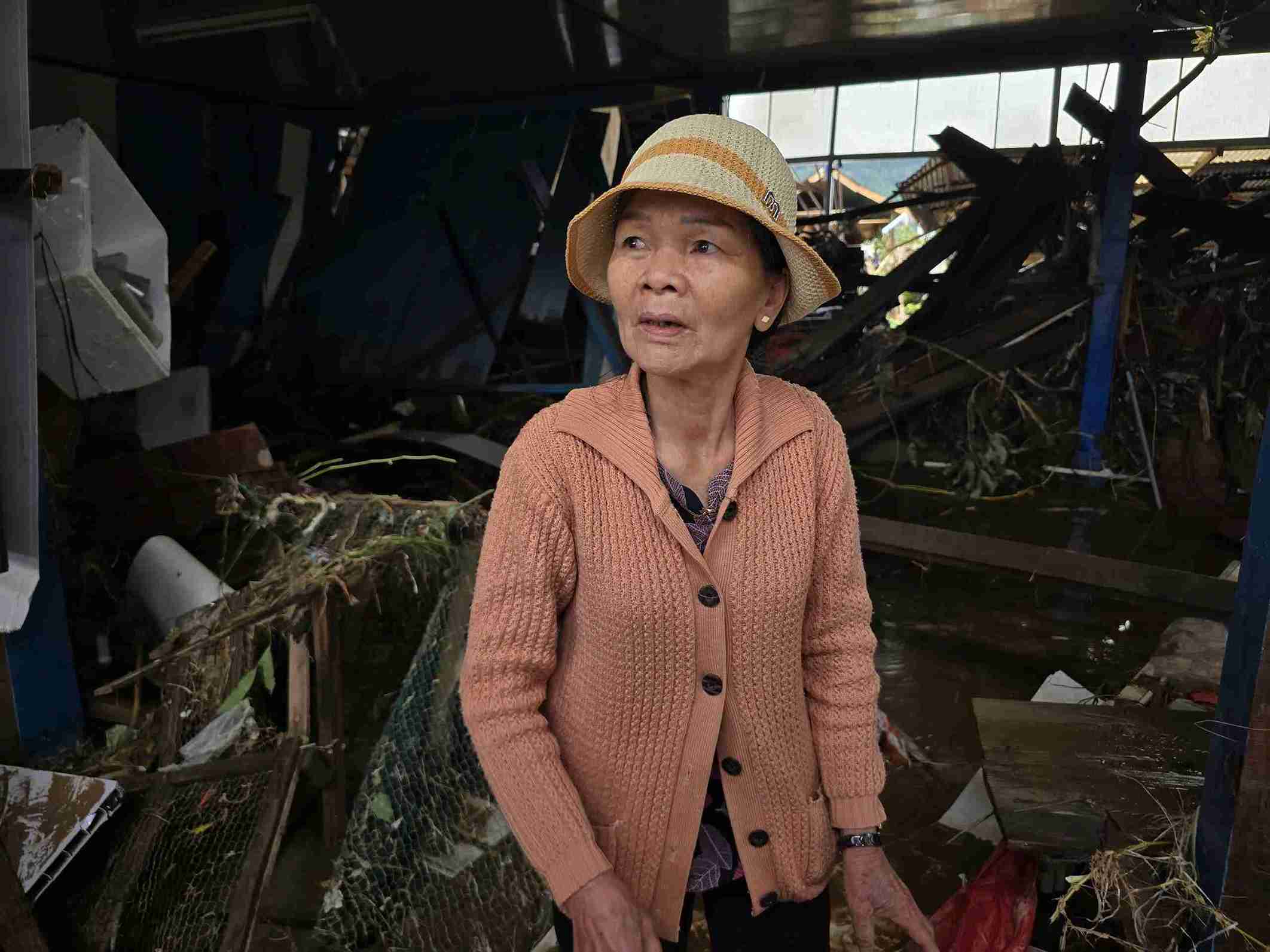 Dung truoc dong do nat tu can nha bi sap gan nhu hoan toan, ba Nguyen Thi Hue (74 tuoi, o gan cau Don Duong) ngam ngui nhin toan bo tai san ben trong hu hong het, can nha cung bien dang, thiet hai hang tram trieu dong. Anh: Phuc Khanh