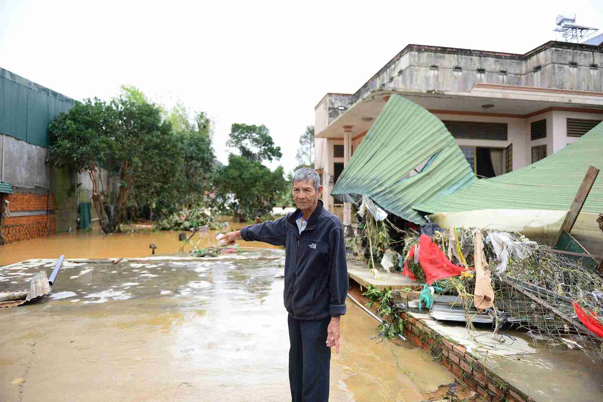 Nguoi dan xa D'ran xot xa nhin nha cua, tai san bi nuoc lu cuon troi, lam hu hong. Anh: Phuc Khanh