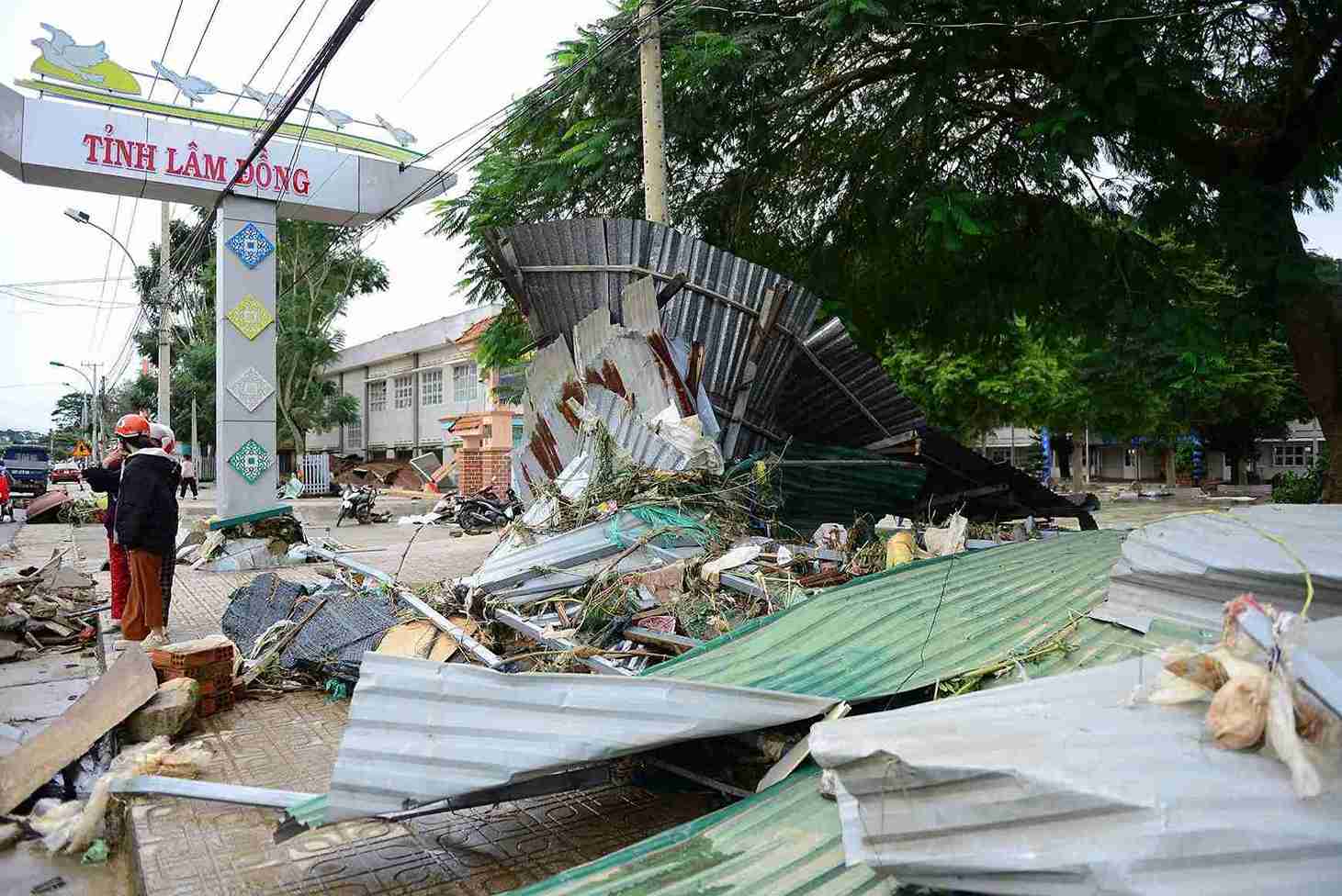 Mai ton cung nhieu vat dung, tai san cua nguoi dan ven song Da Nhim (xa D'ran) bi nuoc lu cuon troi chat thanh dong do nat. Anh: Phuc Khanh