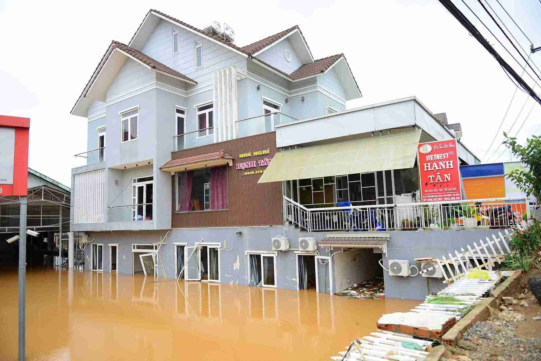 Can nha 3 tang cua mot ho dan tai xa D'ran bi nuoc ngap sau hon 2m. Anh: Phuc Khanh