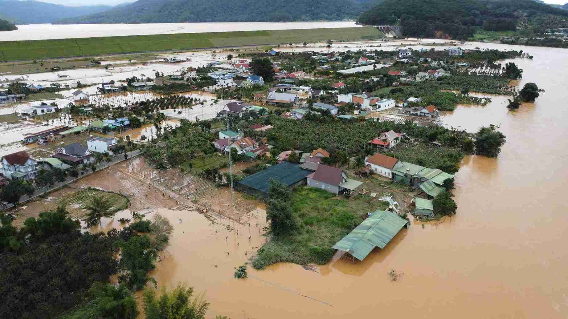 Viec Cong ty Thuy dien Da Nhim - Ham Thuan - Da Mi dieu tiet nuoc, xa lu voi luu luong 2.580m3/s khien vung dan cu va khu san xuat nong nghiep o ha luu song Da Nhim chim trong bien nuoc. Anh: Phuc Khanh