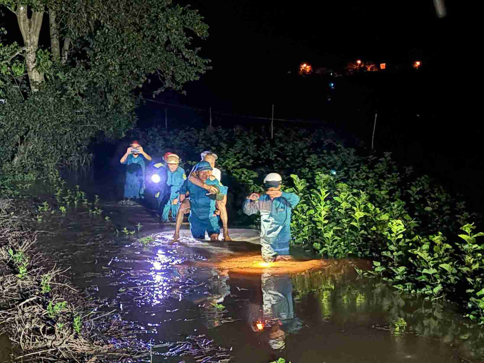 Dem 20 den rang sang 21.11, nhieu thuy dien tren song Dong Nai nhu Trung Nam, Dong Nai, Dong Nai 5 dong loat xa lu khien ha du song Dong Nai thuoc cac xa Cat Tien, Da Teh bi nhap sau. Anh: Luc luong cuu ho cung cap
