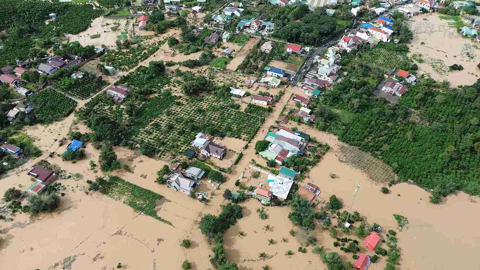 Tinh den toi 20.11, tai 2 thon Ninh Thien va Thien Chi (xa Ninh Gia) da co hon 100 ho dan bi nuoc lu lam ngap sau tu 1m den 2m. Anh: Phuc Khanh