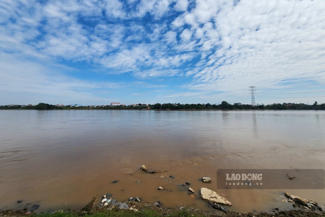 Muc nuoc song Hong dang xuong. Anh: To Cong.