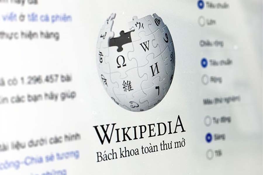 Los signos del texto de IA se sintetizan con la experiencia de los editores de Wikipedia señalando como el modelo generativo enfatiza el tema y usa un lenguaje vago y facil de reconocer. Graficos: Phuong Anh