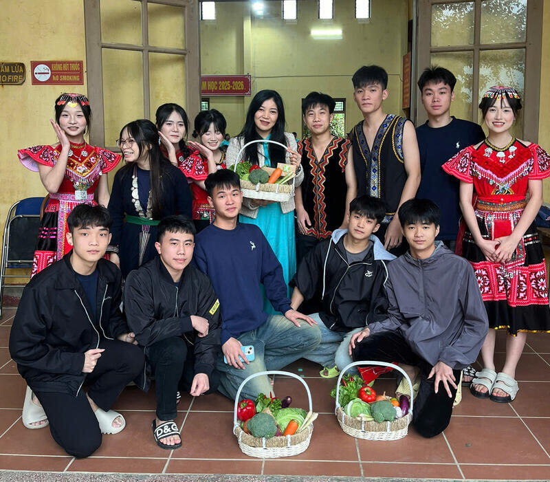 Thay vi bo hoa ruc ro, hoc sinh truong PTDTNT THCS&THPT Chiem Hoa chon gui den thay co nhung mon rau cu. Anh: NVCC 