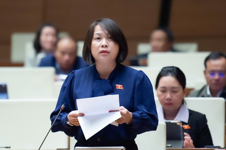 Dai bieu Nguyen Thi Thu Thuy (Doan Gia Lai) kien nghi can lam ro tieu chi chon bo SGK dung chung ca nuoc. Anh: Media Quoc hoi 