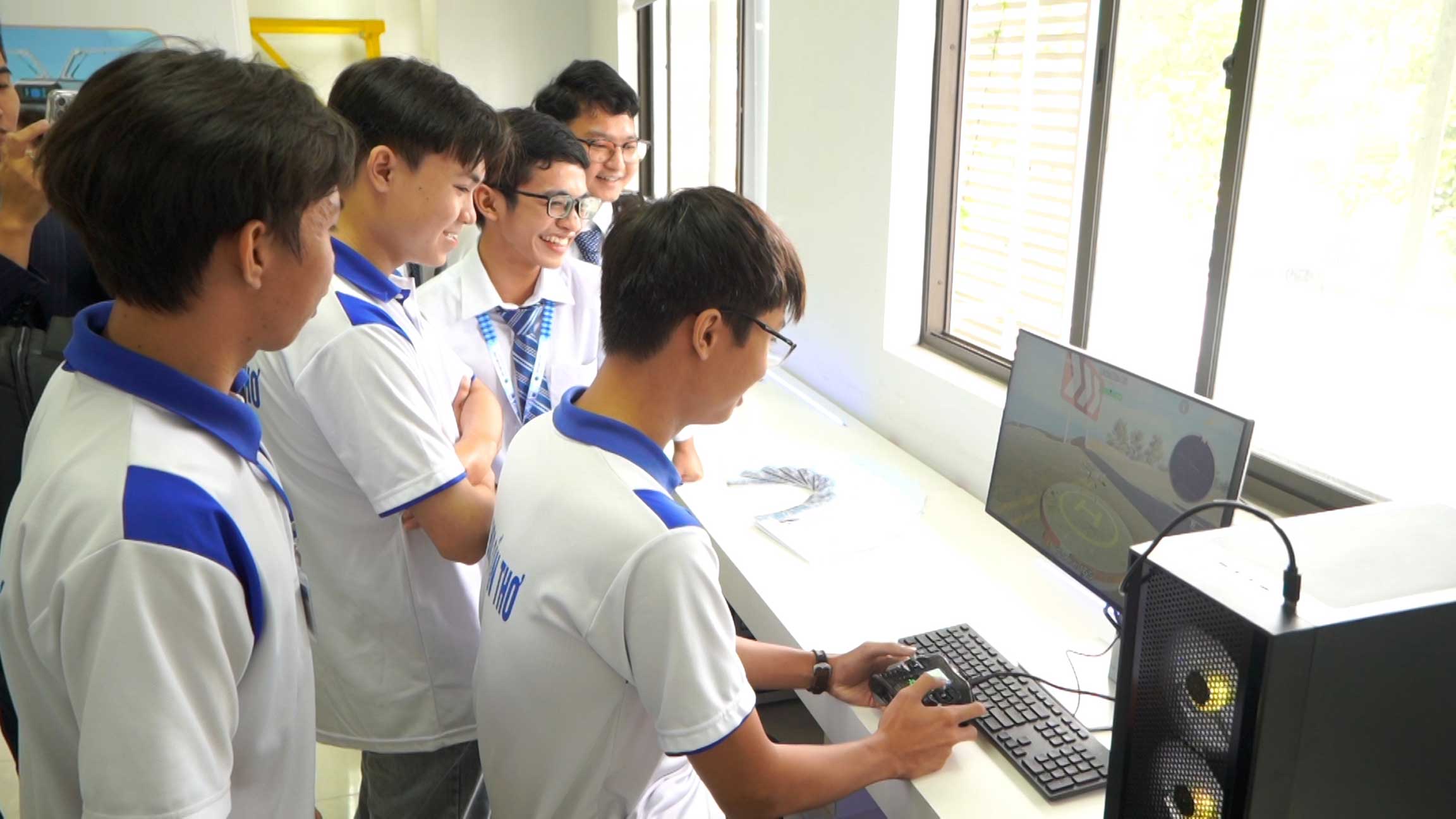 Sinh vien trai nghiem tai . Anh: Ta Quang