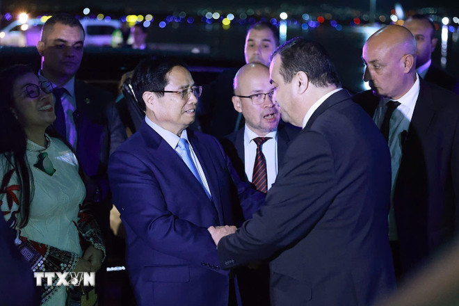 Le tien Thu tuong Chinh phu Pham Minh Chinh va Phu nhan tai San bay quoc te Houari Boumediene, thu do Algiers. Anh: TTXVN