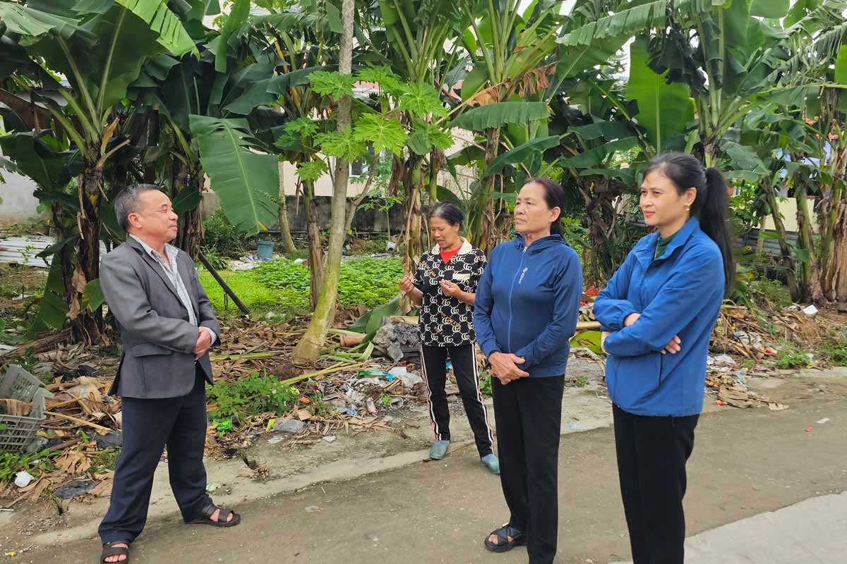 Cam Luy 지역 주민들이 도로 업그레이드 및 확장에 대해 논의하고 있습니다. 사진: Doan Hung