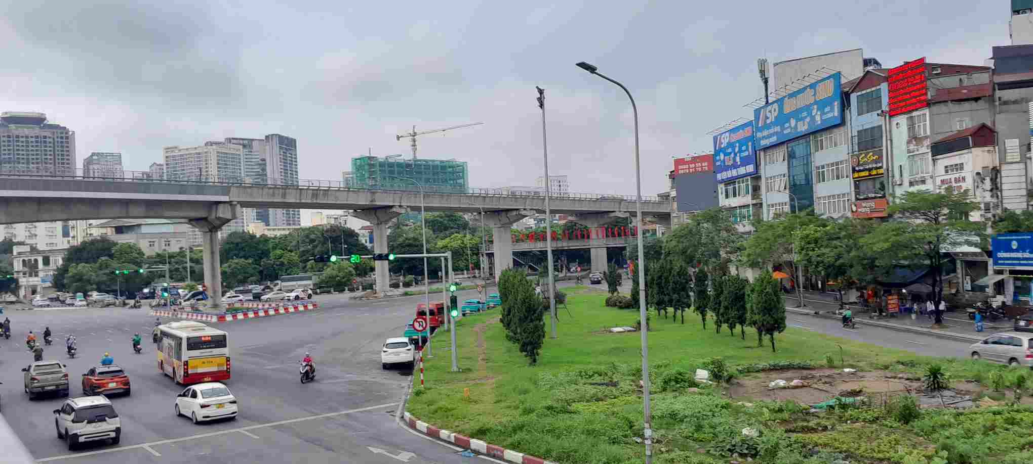 It is not difficult to see electric vehicles on the road. Photo: Xuyen Dong