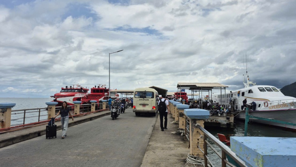 Los trenes y ferries de las rutas a Phu Quoc y otras islas de An Giang reanudaron sus operaciones en la mañana del 21 de noviembre. Foto: Nguyen Anh