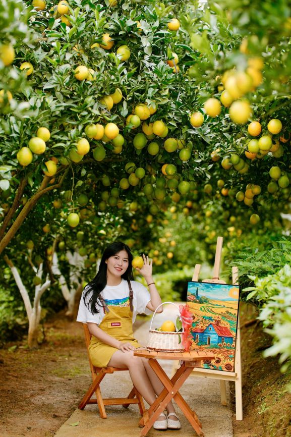 Du khach chup anh check-in tai mot vuon cam ly tren dia ban phuong Van Son. Anh: Thu Hang