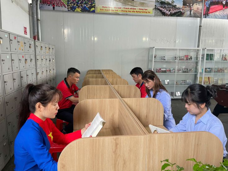 Asia Italian Door Industry Company Limited は、労働者向けに本棚を開設しました。写真: ディン・チョン