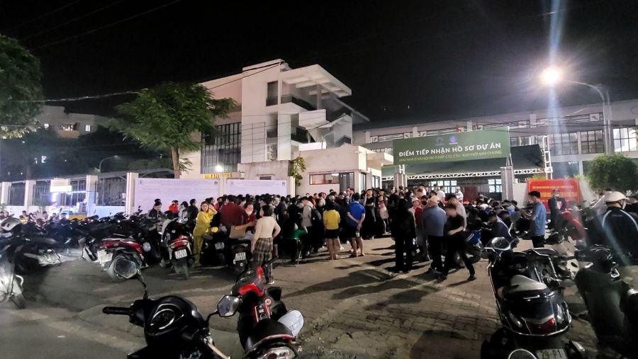 多くの住民が11月16日の夜から11月17日の朝にプロジェクト書類受付所で番号を掲示するために待機している様子。写真:バオ・ハン