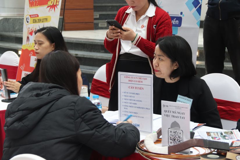 Dozens of businesses with hundreds of recruitment targets have shown the heat of the labor market when entering the final stage. Photo: My Linh