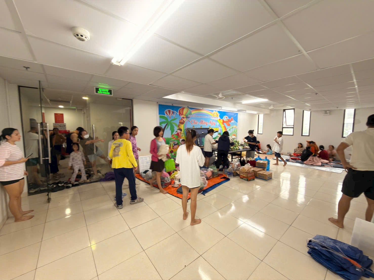 Nha Trang people have received many shelters and supplies during floods. Photo: Phuoc Hai