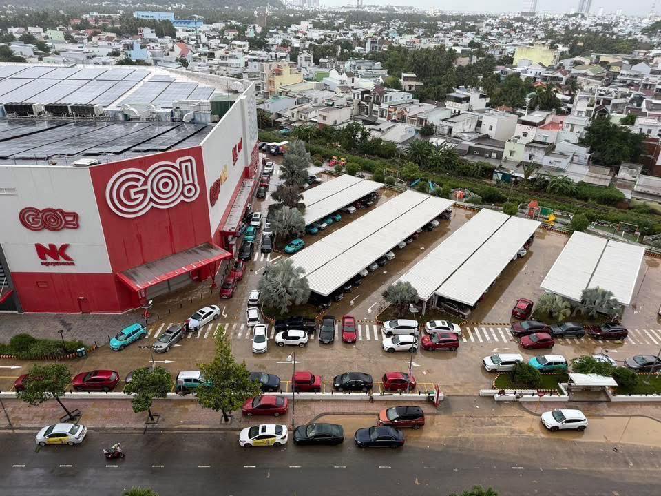 Khu vuc sieu thi Go nuoc da rut sau mot ngay ngap sau khoang 1 met. Anh: Vinh Trung