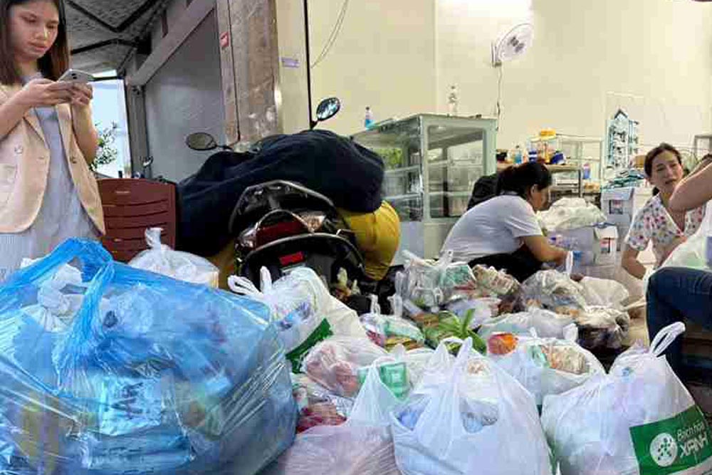 Tai Chung cu SSH07 Ha Quang 1, nhieu nguoi da chu dong nau an mien phi, phuc vu cho cac truong hop nha bi ngap sau. Anh: Phuoc Hai