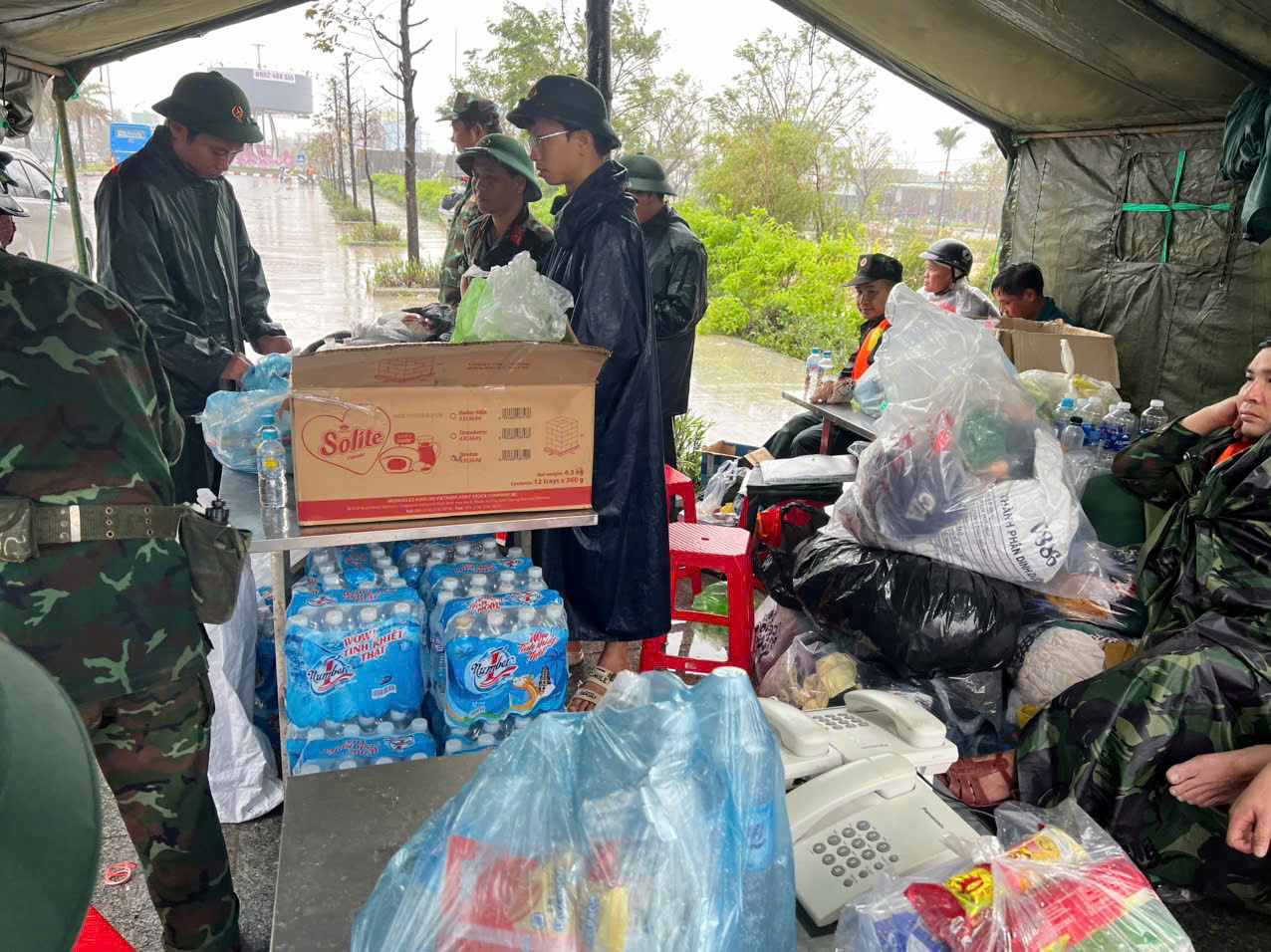 The army has established a station to receive and distribute relief supplies to people in flooded areas. Photo: Pham Quang