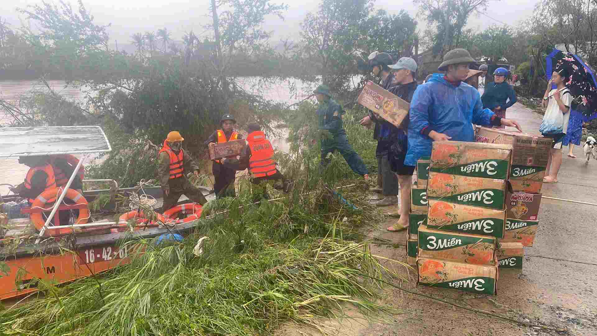 Ben canh viec ung cuu nguoi, quan doi dong thoi trien khai cuu tro dan vung lu. Anh: Pham Quang