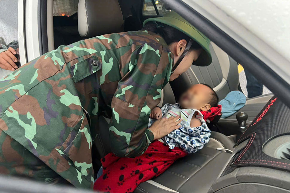 The child in Gia Lai fell into the water and turned purple and was given timely first aid by the military team to help overcome the critical condition. Photo: Military Region 5